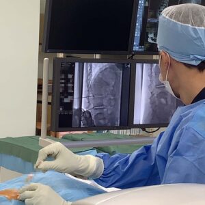 繰り返す腰痛発作の末に歩行困難になった旅行を夢見る70代女性