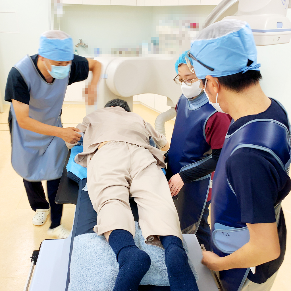 【Discseel Procedure (DST)】Treatment case of a patient in his 80s, who can only walk using an elderly trolley due to back pain and numbness in the soles of his feet