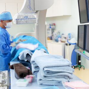 長時間の立位動作で腰痛と足にしびれが悪化した60代男性