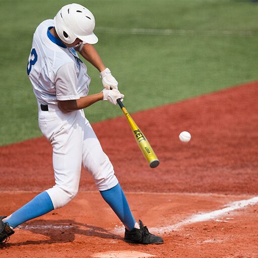 野球をする高校生