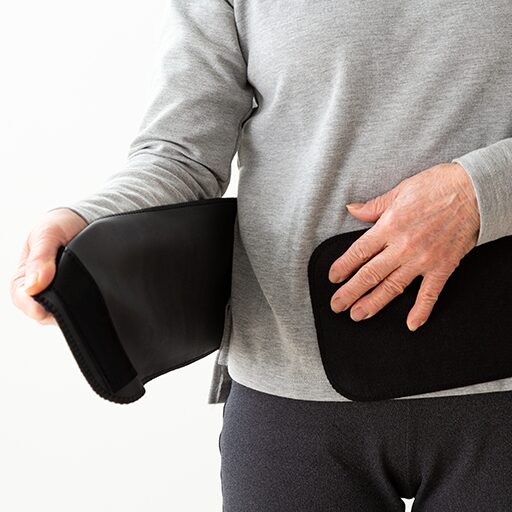 コルセットを巻く人