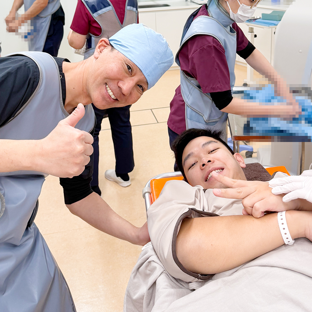 患者さまと院長でピース